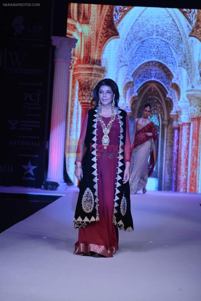 Zeenat Aman walk the ramp for RK Jewellers Show at IIJW Delhi day 2 on 13th April 2013