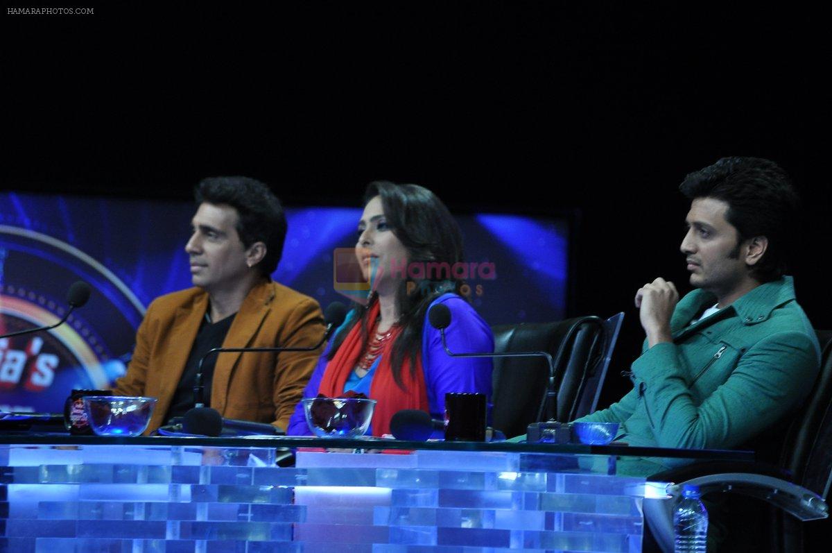 Ritesh Deshmukh, Geeta Kapur on the sets of India's Dancing Superstar in Filmcity, Mumbai on 18th April 2013
