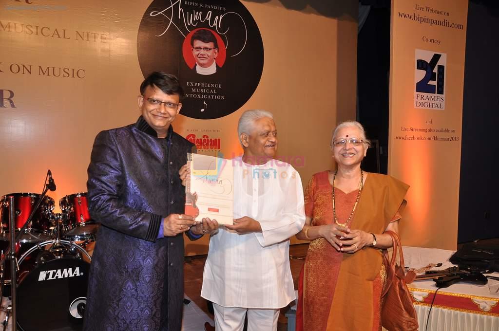 Pyarelal releases Khumaar book by Bipin Pandit in Dadar, Mumbai on 19th April 2013