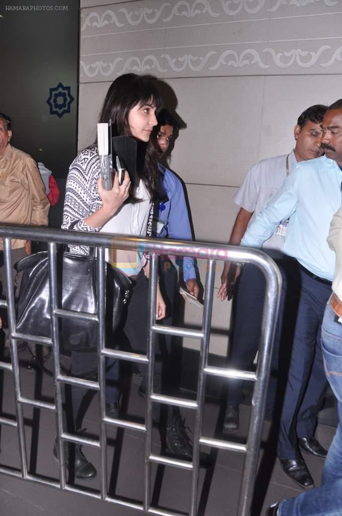 Anushka sharma snapped at airport on 19th April 2013