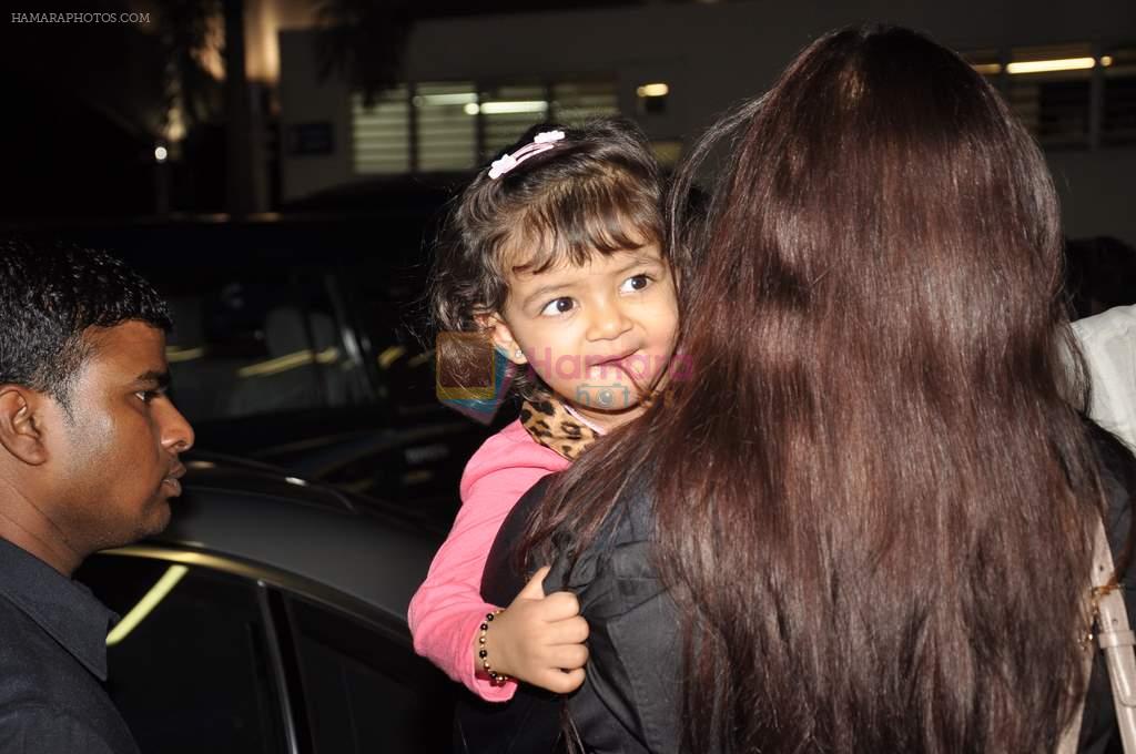 Aishwarya Rai Bachchan with Aradhya return from NY in Mumbai Airport on 23rd April 2013