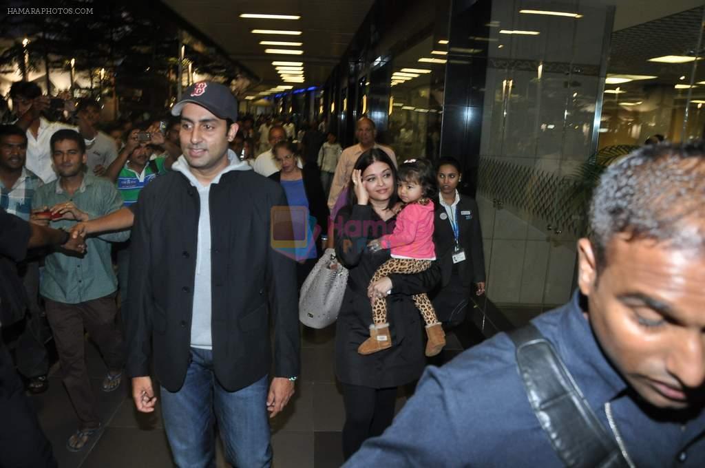 Abhishek Bachchan, Aishwarya Rai Bachchan with Aradhya return from NY in Mumbai Airport on 23rd April 2013
