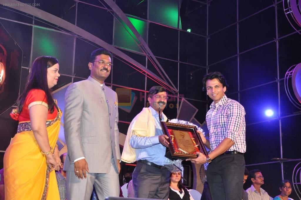 Abhijeet Sawant at Vishal Shekhar concert organised by Vihang and Purvesh Sarnaik in Thane, Mumbai on 25th April 2013