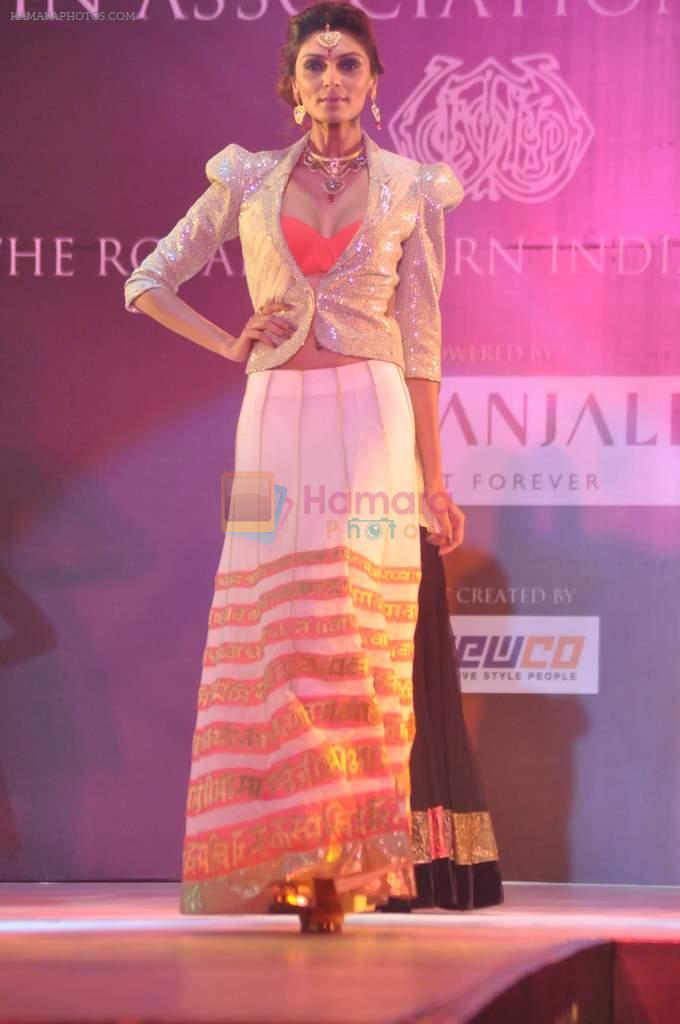 Model walks for designer Riddhi-Siddhi at Racing Awards in RWITC, Mumbai on 28th April 2013
