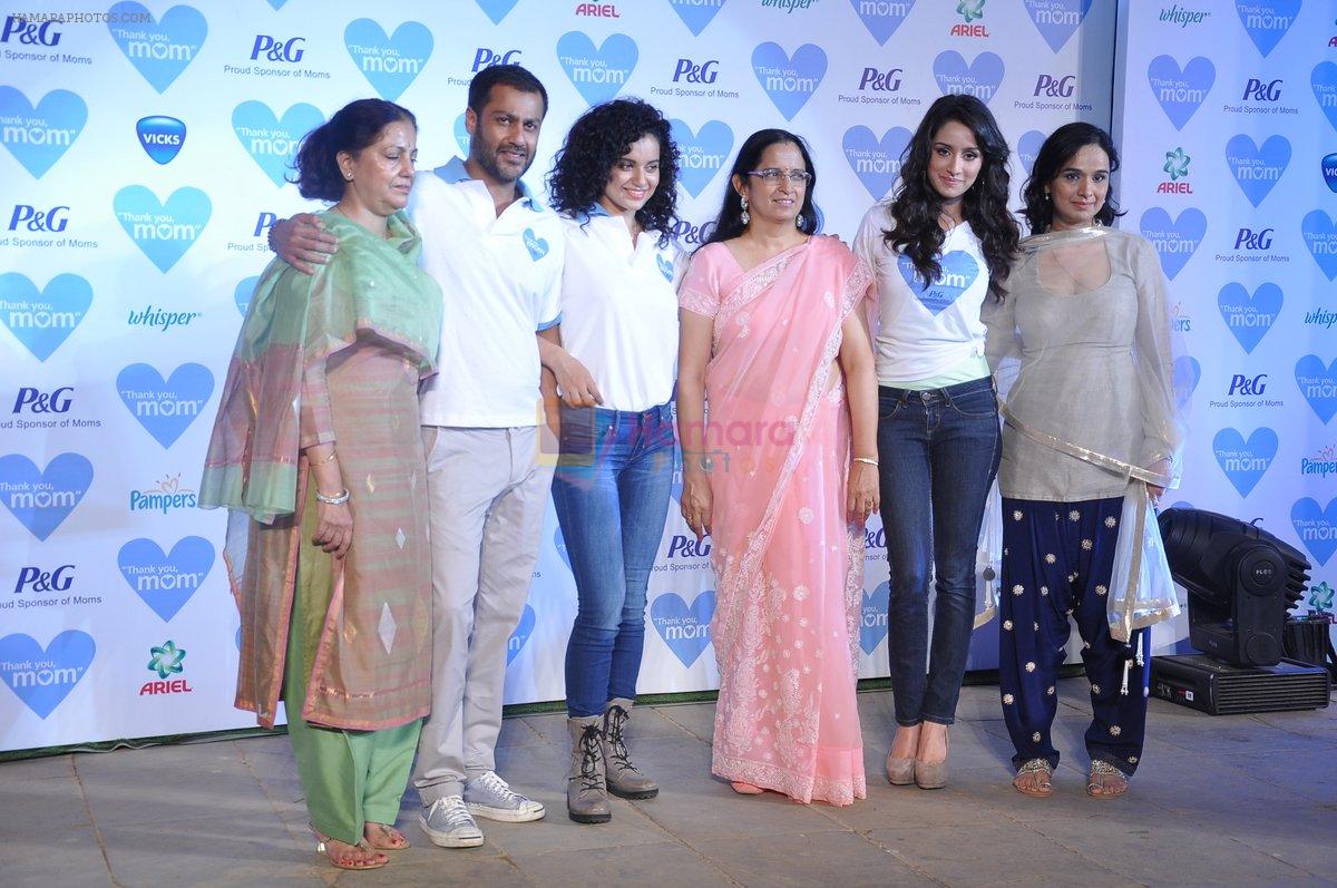 Kangana Ranaut, Abhishek Kapoor, Shraddha Kapoor with their mom at P&G thank you mom event in Bandra, Mumbai on 8th May 2013
