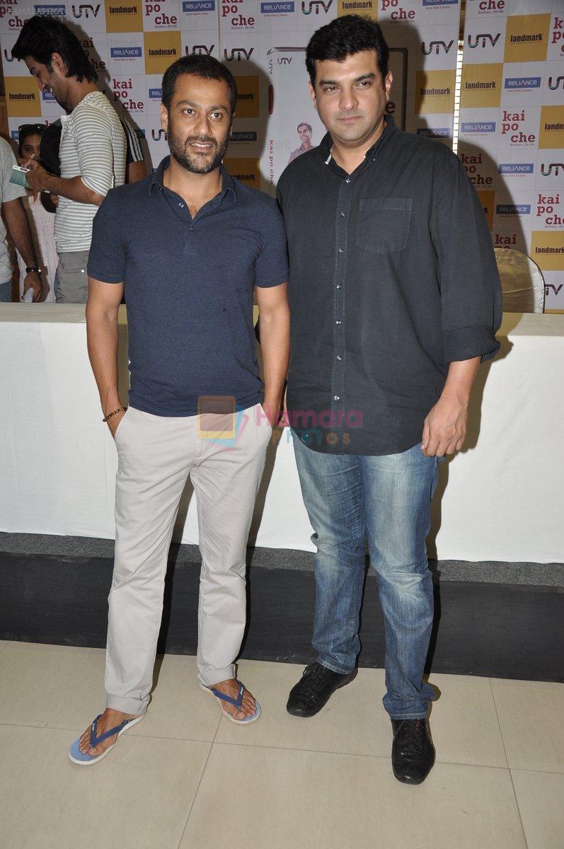 Abhishek Kapoor, Siddharth Roy Kapur at Kai po che DVD launch in Infinity Mall, Mumbai on 10th May 2013