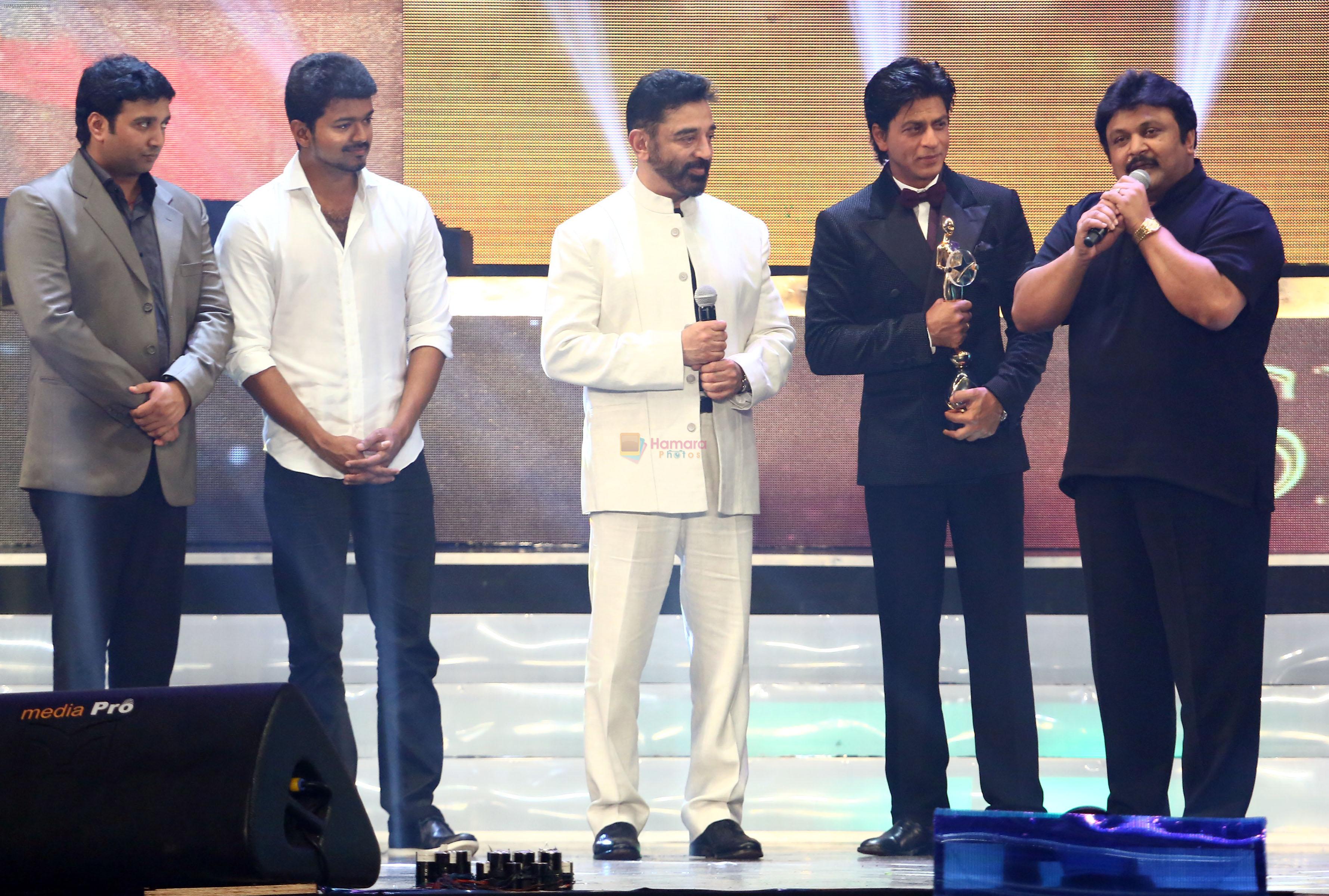 Shahrukh Khan gets Chevalier Sivaji Award at the 7th edition of Vijay Awards in Chennai on 11th May 2013