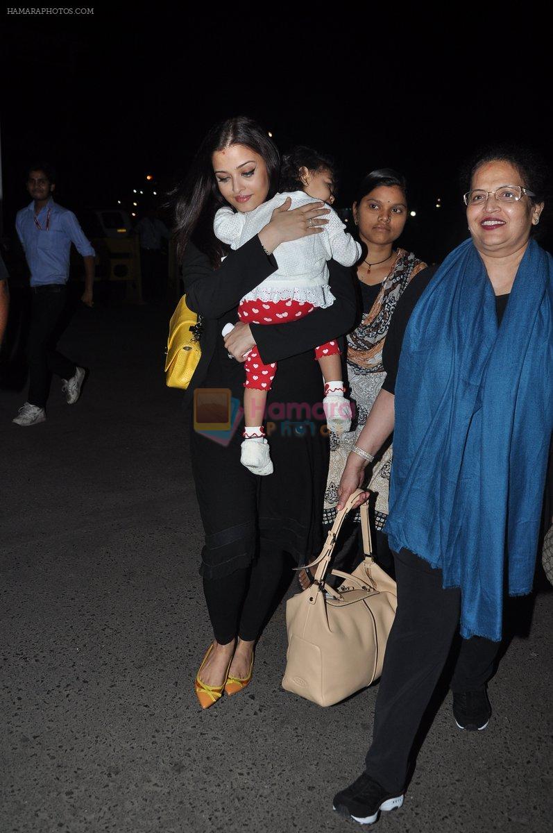 Aishwarya Rai Bachchan leaves for Cannes Fest in Mumbai Airport on 16th May 2013