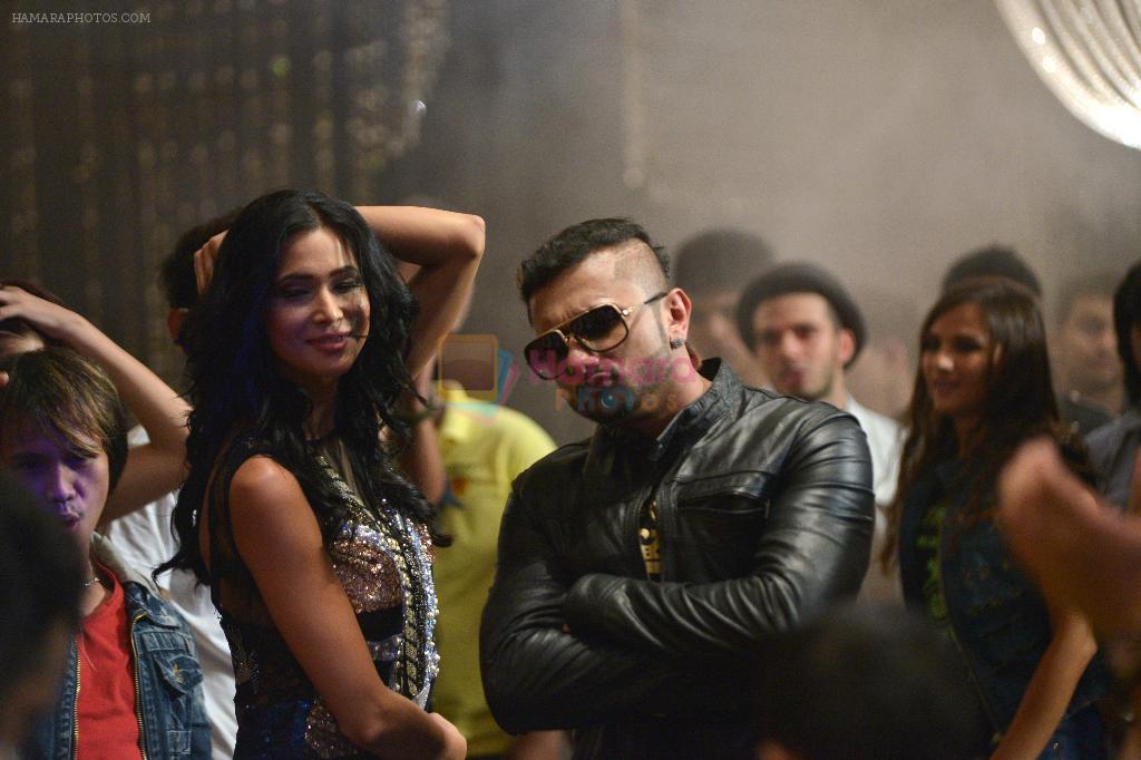 Prachi Misra with Honey Singh on location of Film Zaalim Dilli in Cavalli Club, Mumbai on 20th May 2013