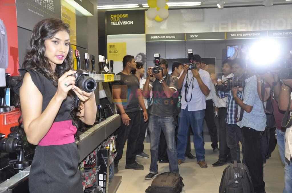 Navneet Kaur at Reliance Digital store in Prabhadevi, Mumbai on 23rd May 2013