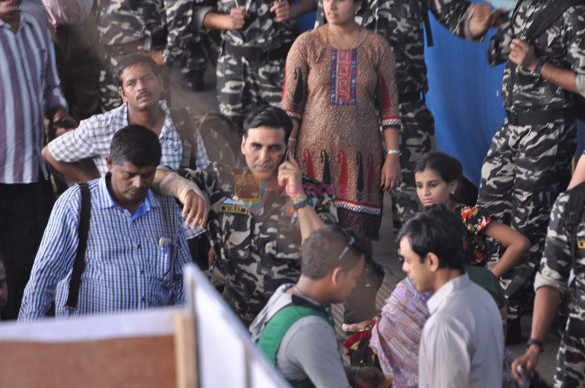 Akshay Kumar snapped on the sets of South remake Thuppakki in Mumbai Central on 24th May 2013