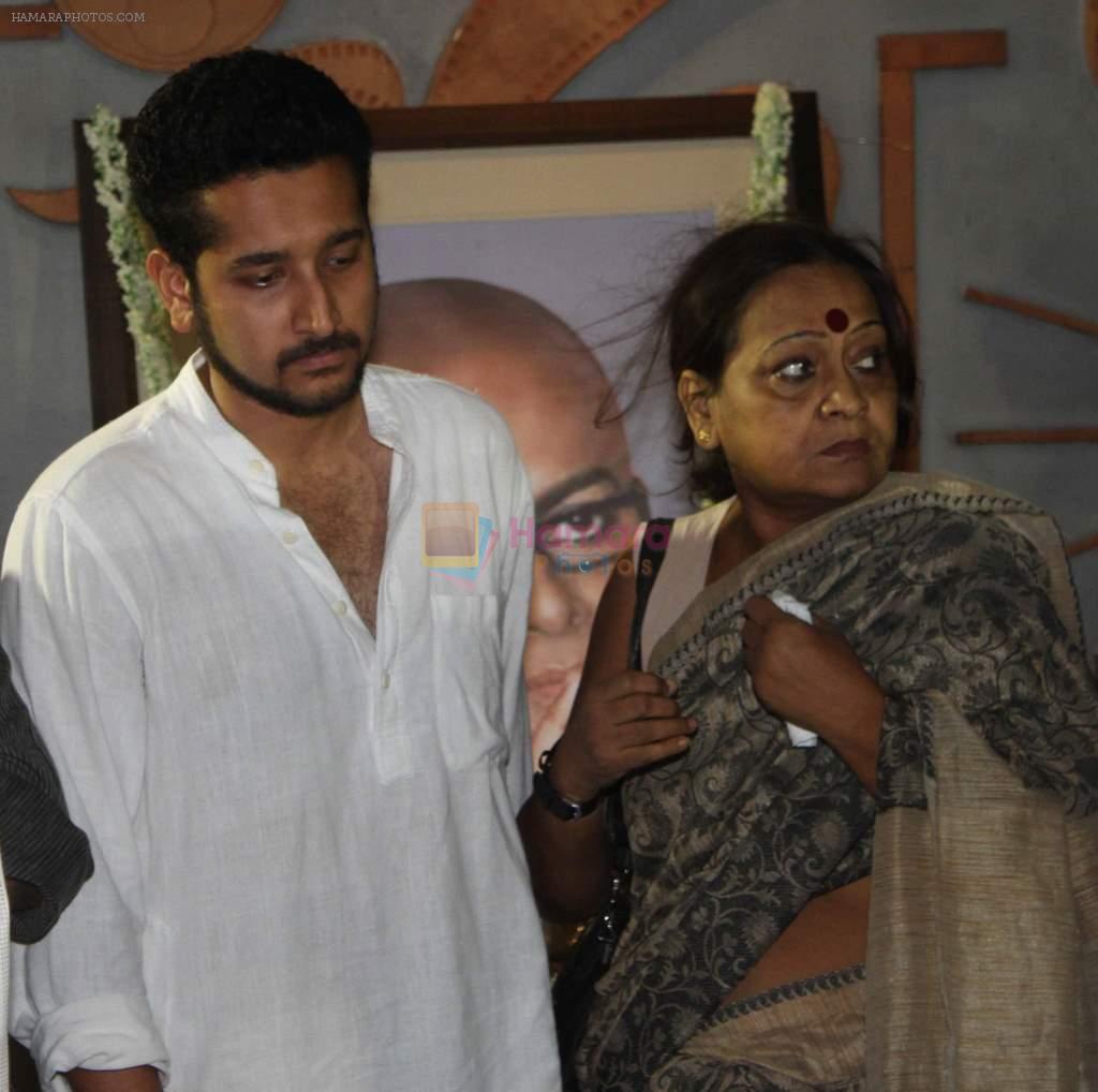 parom brato with mother at Rituparno Ghosh funeral in Kolkatta on 30th May 2013