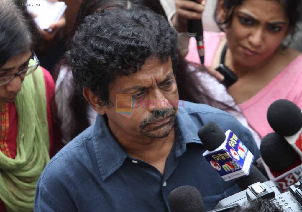 gaoutom ghosh at Rituparno Ghosh funeral in Kolkatta on 30th May 2013