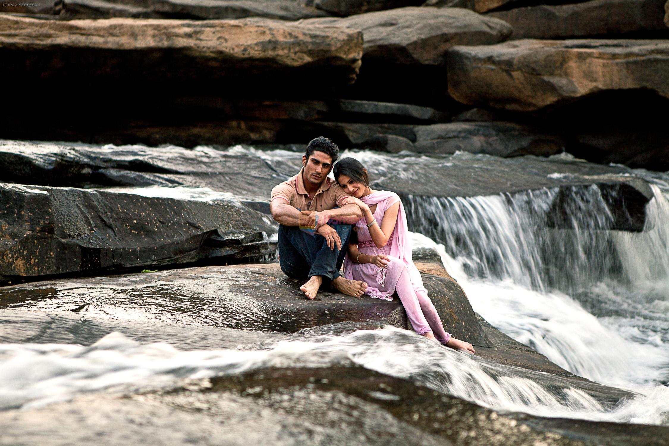 Amyra and Prateik in the still from movie Issaq