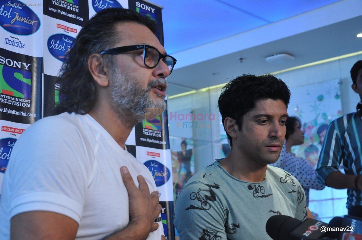 Farhan Akhtar, Rakeysh Omprakash Mehra promote bhaag Mikha Bhaag on Indian Idol Junior in Mumbai on 22nd June 2013