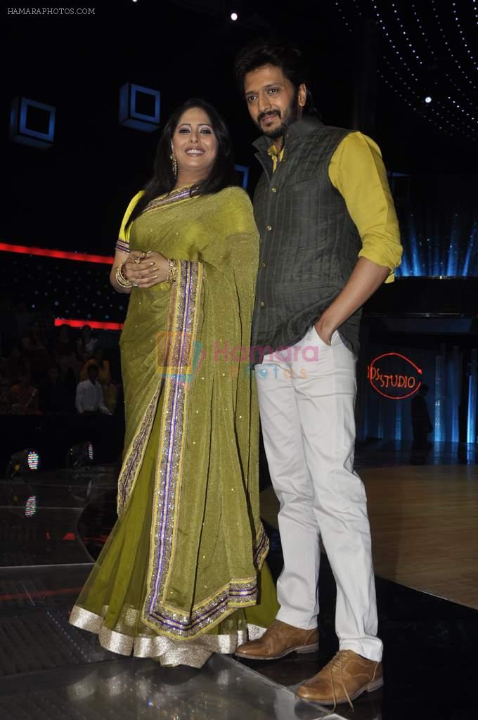 Geeta Kapoor, Riteish Deshmukh on the sets of India's Dancing Superstars in Filmcity, Mumbai on 24th June 2013