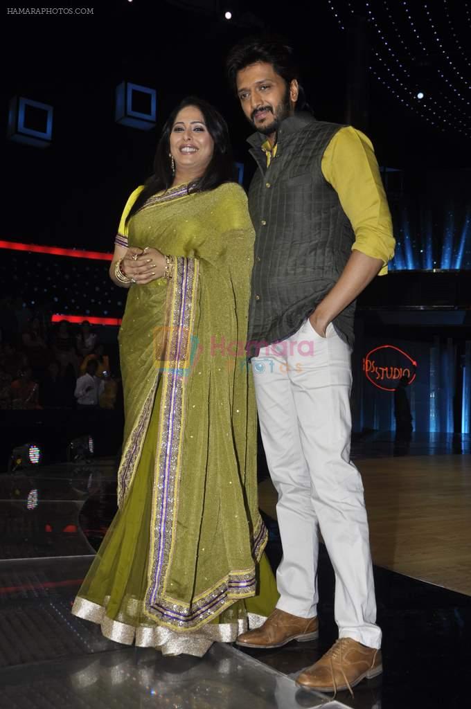 Geeta Kapoor, Riteish Deshmukh on the sets of India's Dancing Superstars in Filmcity, Mumbai on 24th June 2013