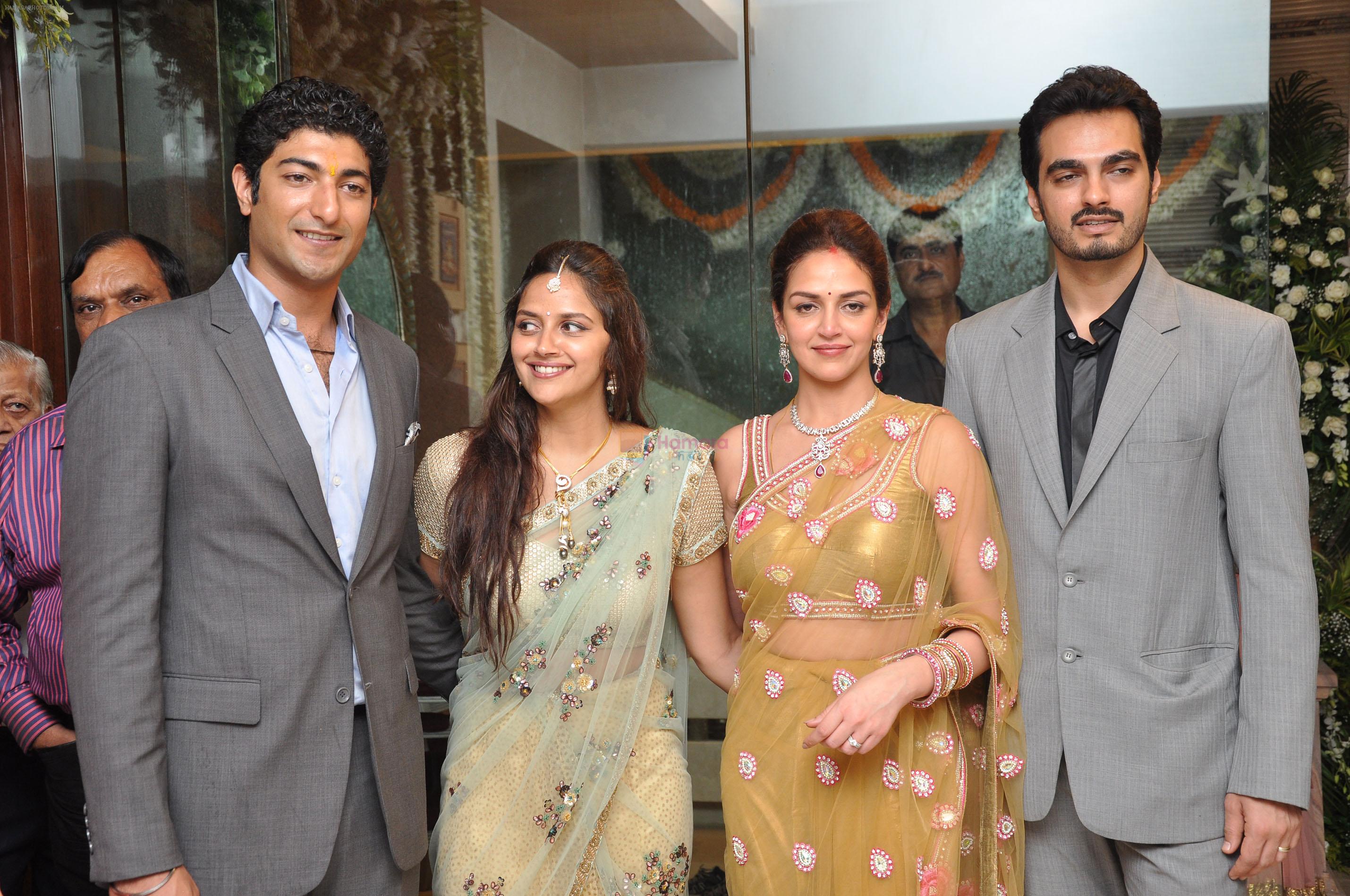 Ahana Deol, Vaibhav Vora, Esha Deol at Ahana Deol gets engaged to Delhi based businessman Vaibhav Vora in their residence, Juhu Scheme, Mumbai on 25th June 2013