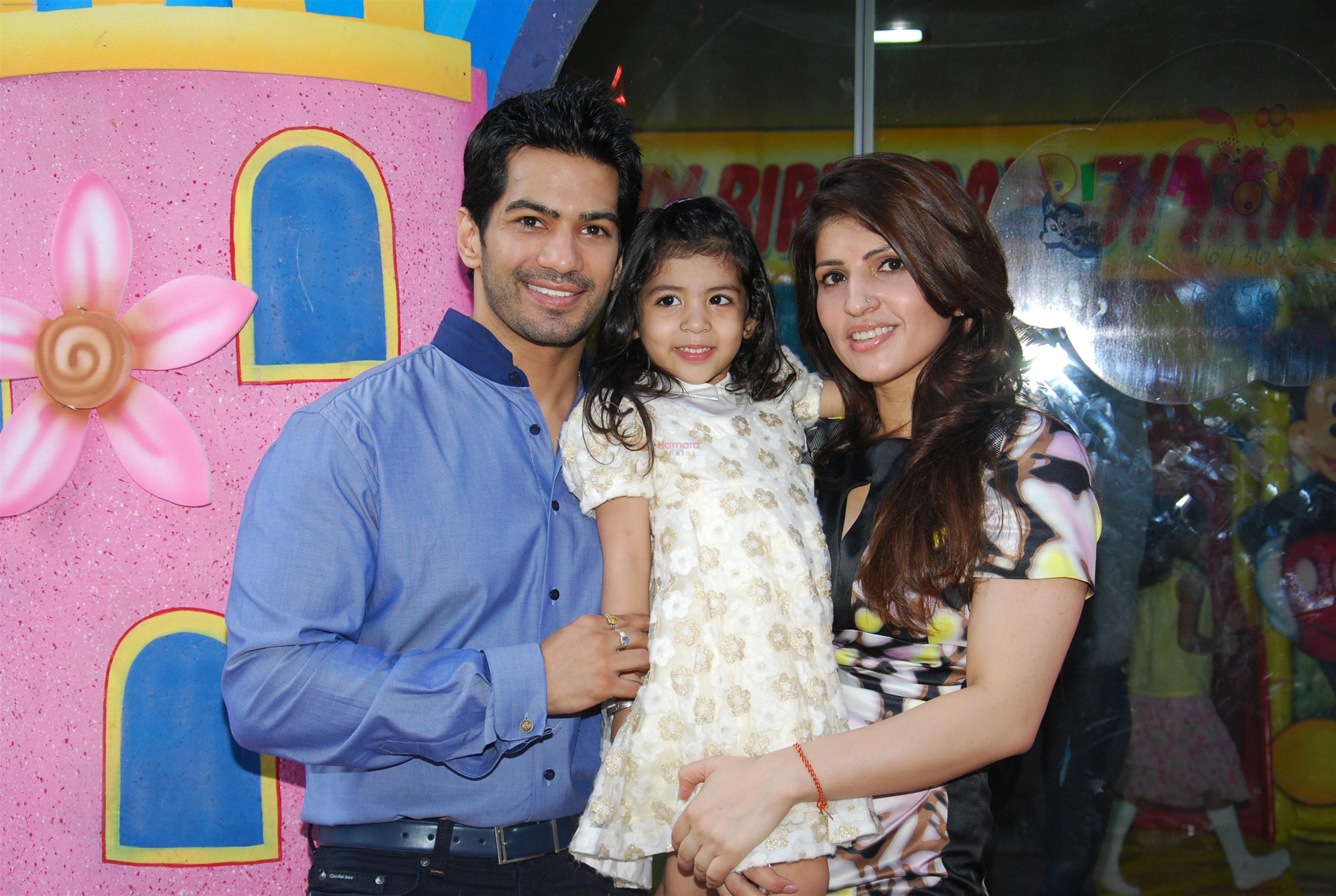 Amit Tandon & Dr. Ruby Tandon with Daughter Jiyana Tandon at Dr. Ruby Tandon's daughter Jiyana Tandon's 3rd birthday in Mumbai on 30th June 2013