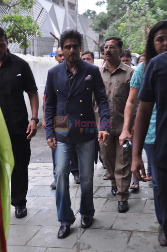 Shahrukh Khan snapped promoting Chennai Express in mahalaxmi, Mumbai on 2nd July 2013