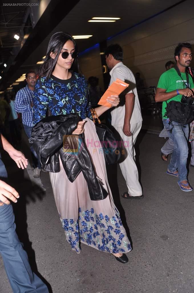 Sonam Kapoor leave for London to promote Bhaag Mikha Bhaag in Mumbai Airport on 3rd July 2013