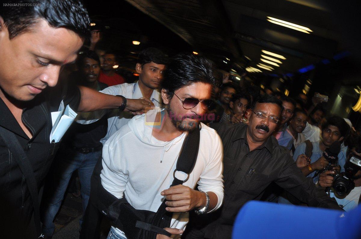 Shahrukh Khan leave for IIFA Macau in Mumbai Airport on 4th July 2013