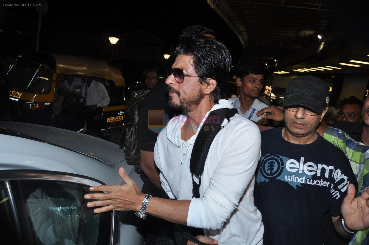 Shahrukh Khan leave for IIFA Macau in Mumbai Airport on 4th July 2013