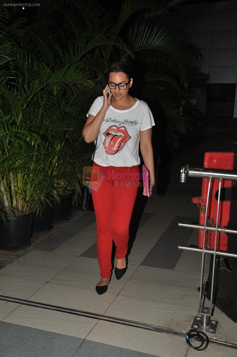 Sonakshi sinha snapped as she arrives from lootera delhi promotions in Mumbai on 4th July 2013