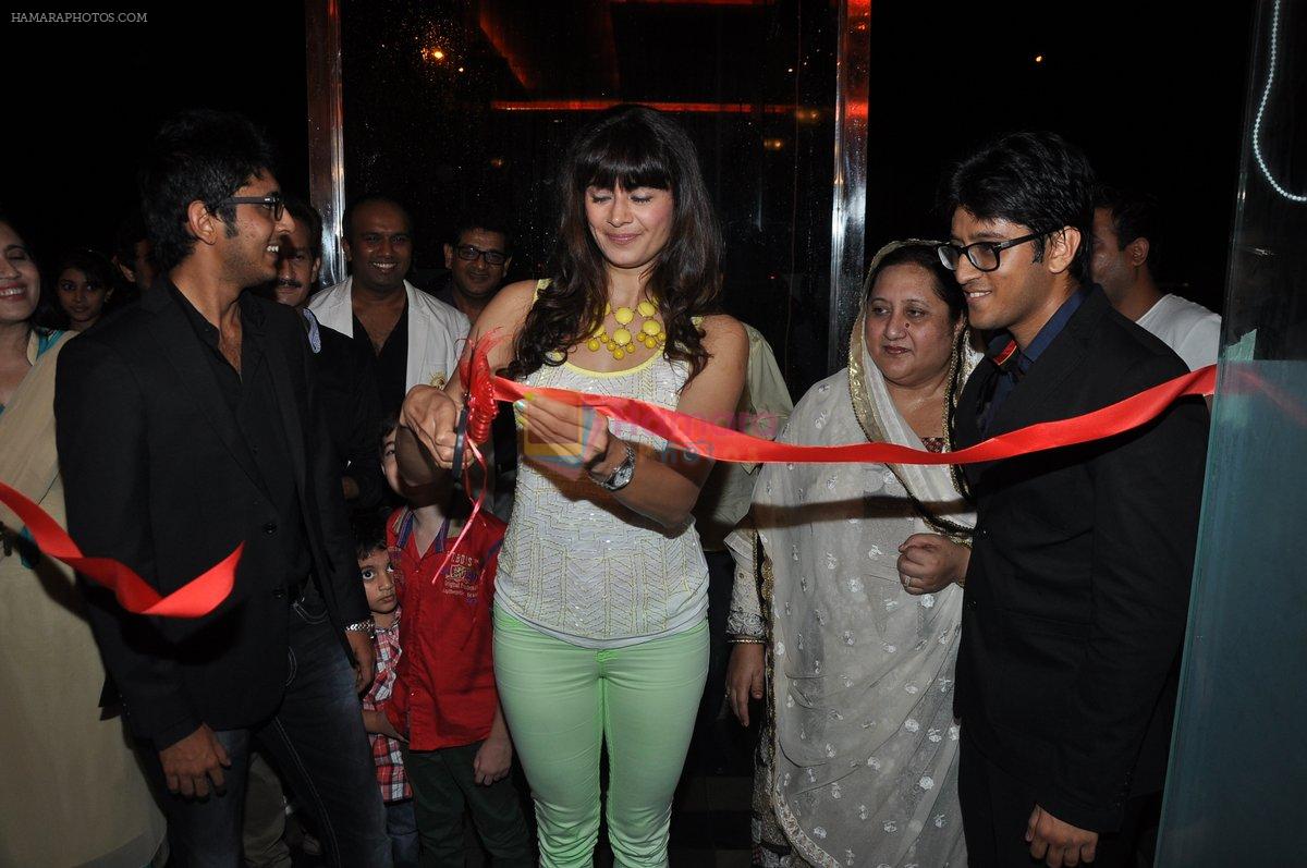 Pooja Batra inaugurate new Yokos Sizzlers outlet in Vashi, Mumbai on 7th July 2013