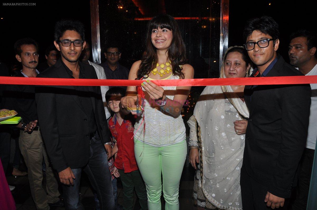 Pooja Batra inaugurate new Yokos Sizzlers outlet in Vashi, Mumbai on 7th July 2013