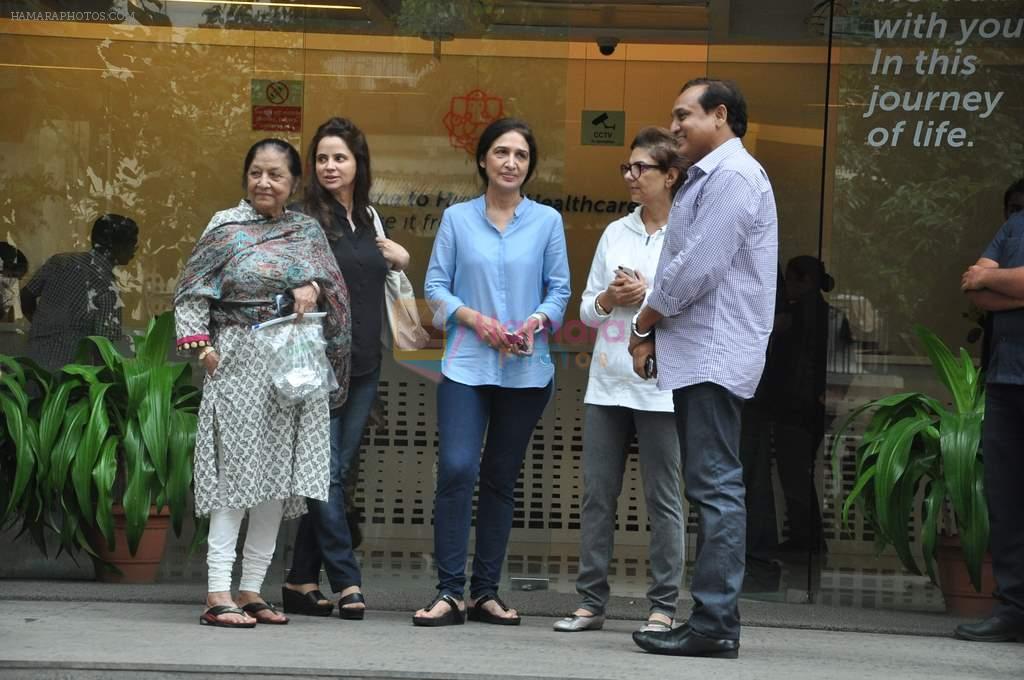 visit Hrithik at Hinduja Hospital in Mumbai on 8th July 2013