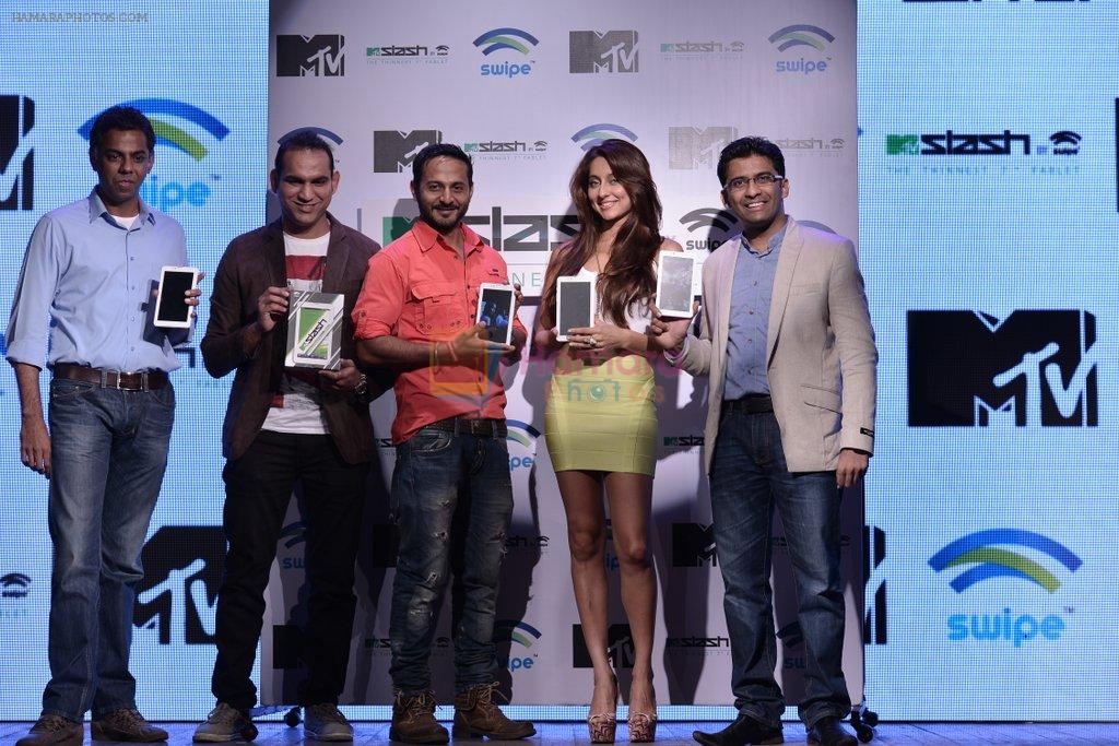 Anusha Dandekar, Nikhil Chinapa at the launch of MTV Slash Fablet by Swipe Telecom in Mumbai on 11th July 2013