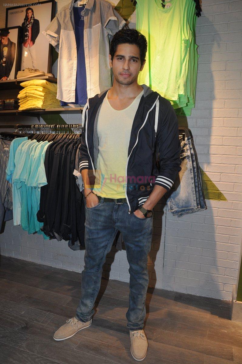 Siddharth Malhotra launches forever 21 mens range in Mumbai on 12th July 2013