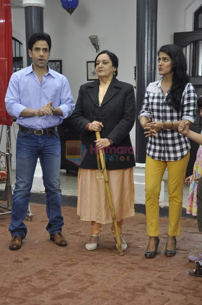 Tusshar Kapoor, Dolly Ahluwalia, Vishakha Singh at Baajatey Raho stars on location of Chidiya Ghar in Filmcity, Mumbai on 22nd July 2013