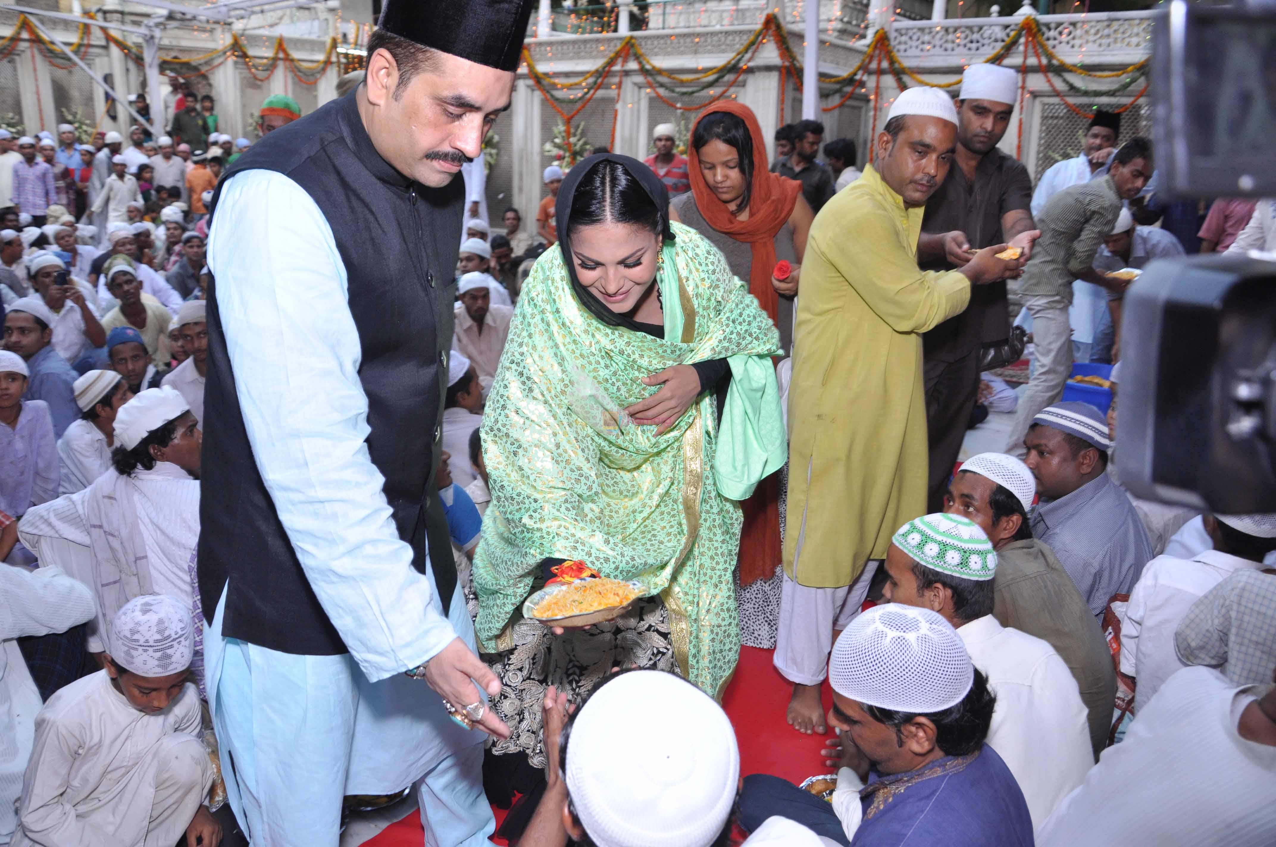 Veena Malik At Hazrat Nizamuddin Dargah In Delhi8