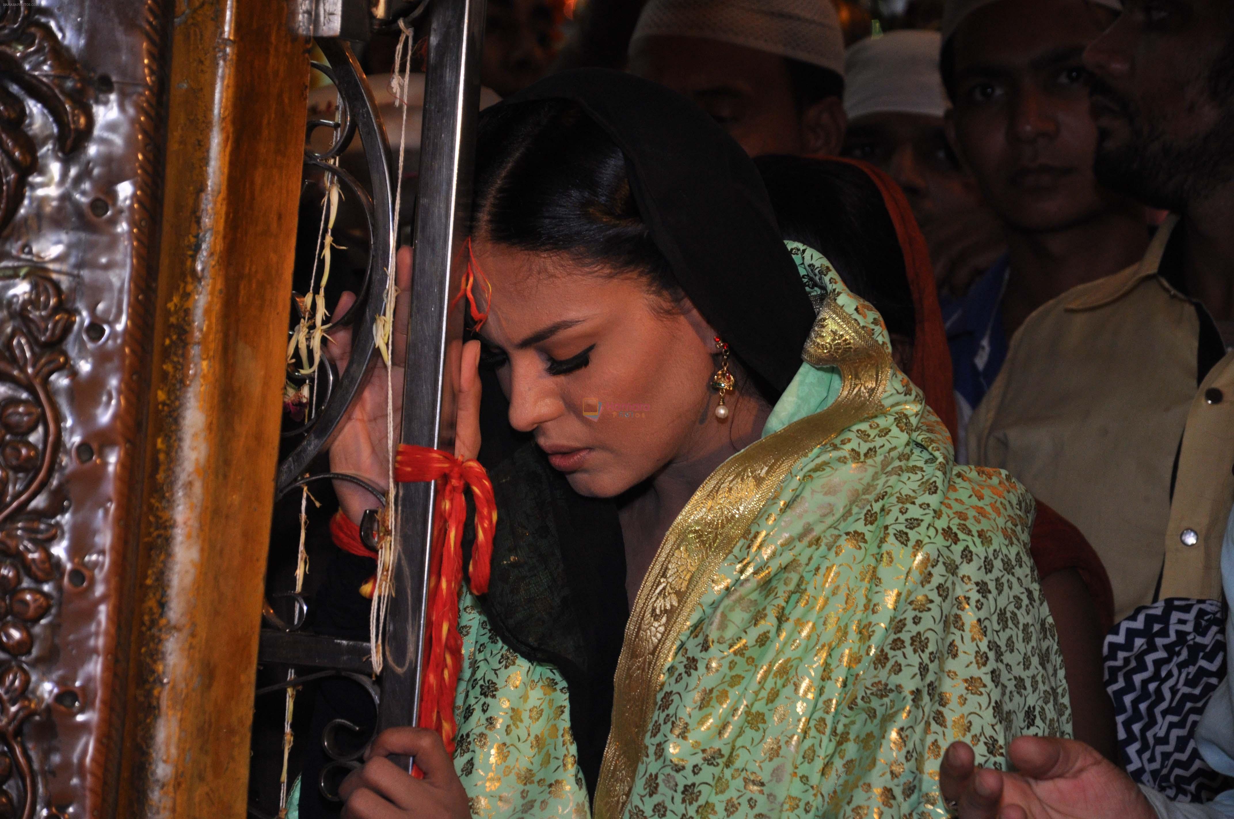 Veena Malik At Hazrat Nizamuddin Dargah In Delhi13
