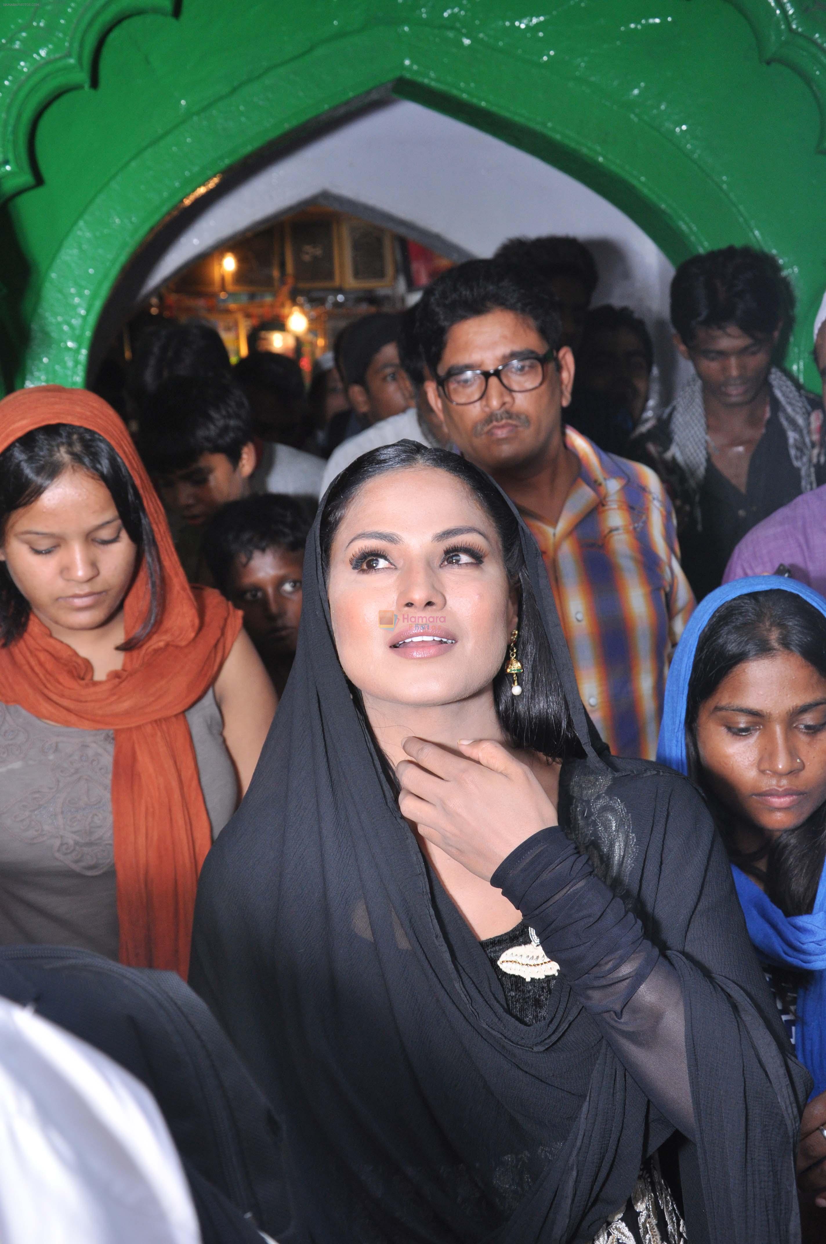Veena Malik At Hazrat Nizamuddin Dargah In Delhi16