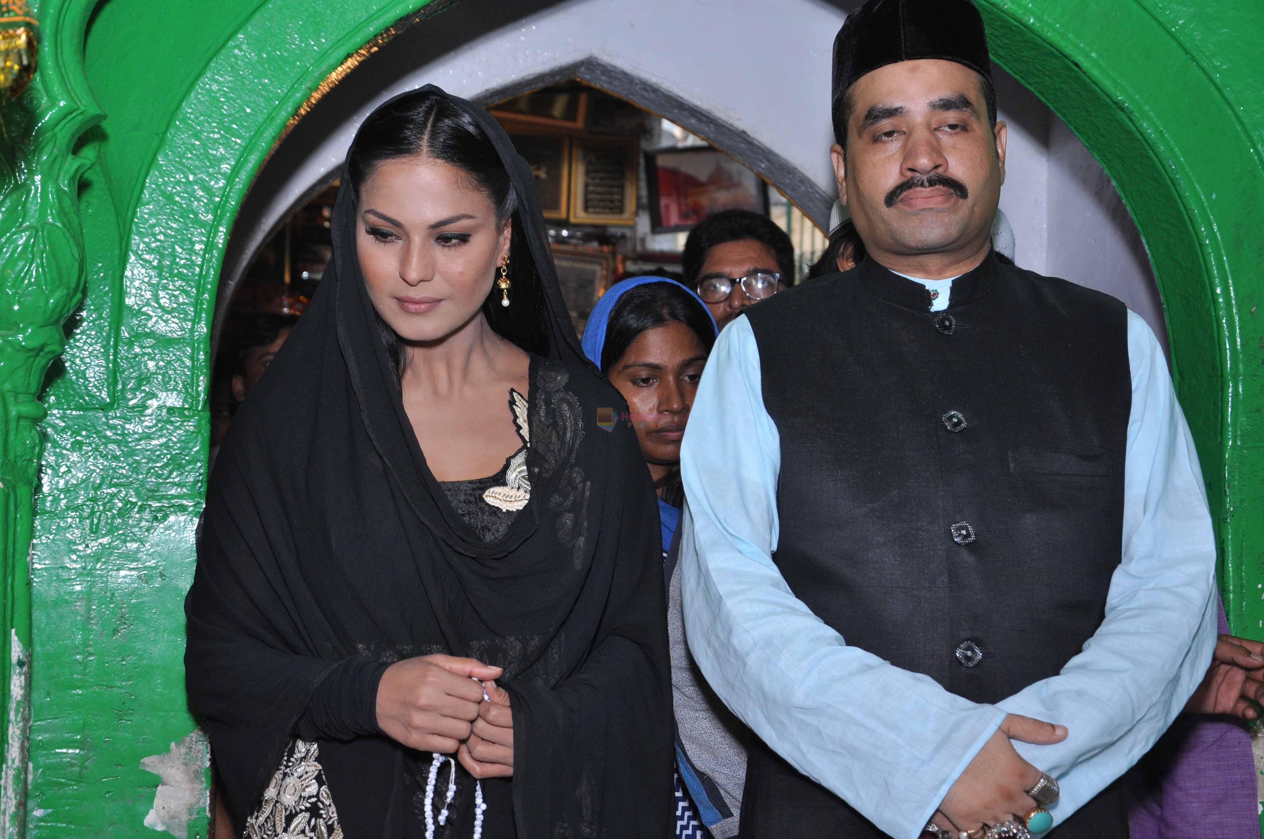 Veena Malik At Hazrat Nizamuddin Dargah In Delhi17