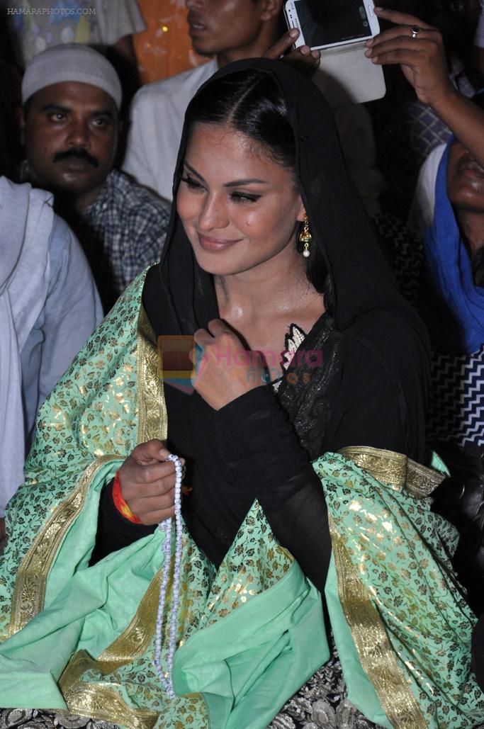 Veena Malik At Hazrat Nizamuddin Dargah In Delhi3