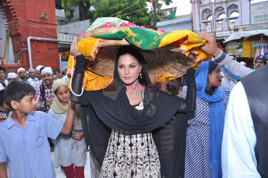 Veena Malik At Hazrat Nizamuddin Dargah In Delhi1