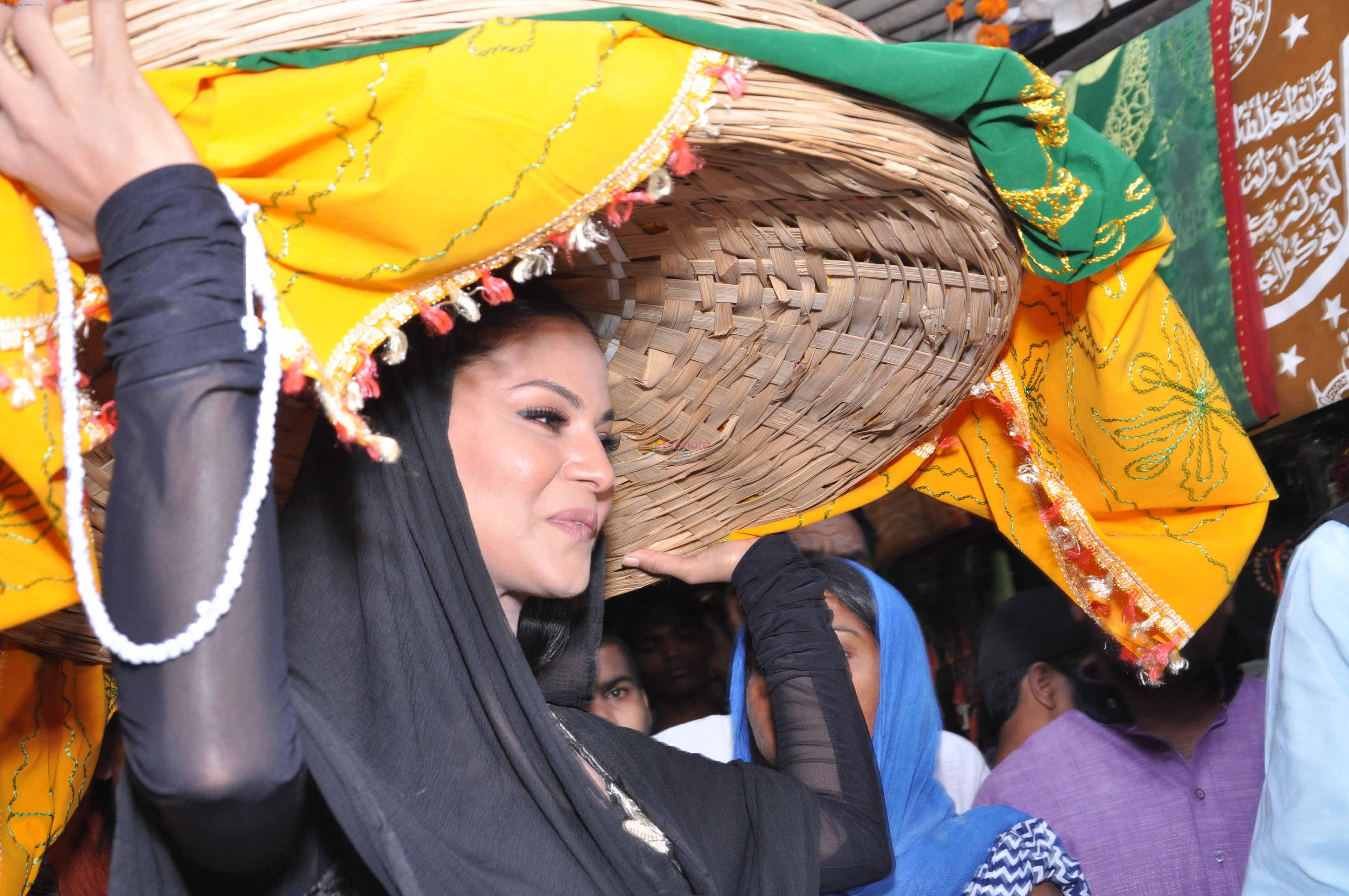 Veena Malik At Hazrat Nizamuddin Dargah In Delhi15