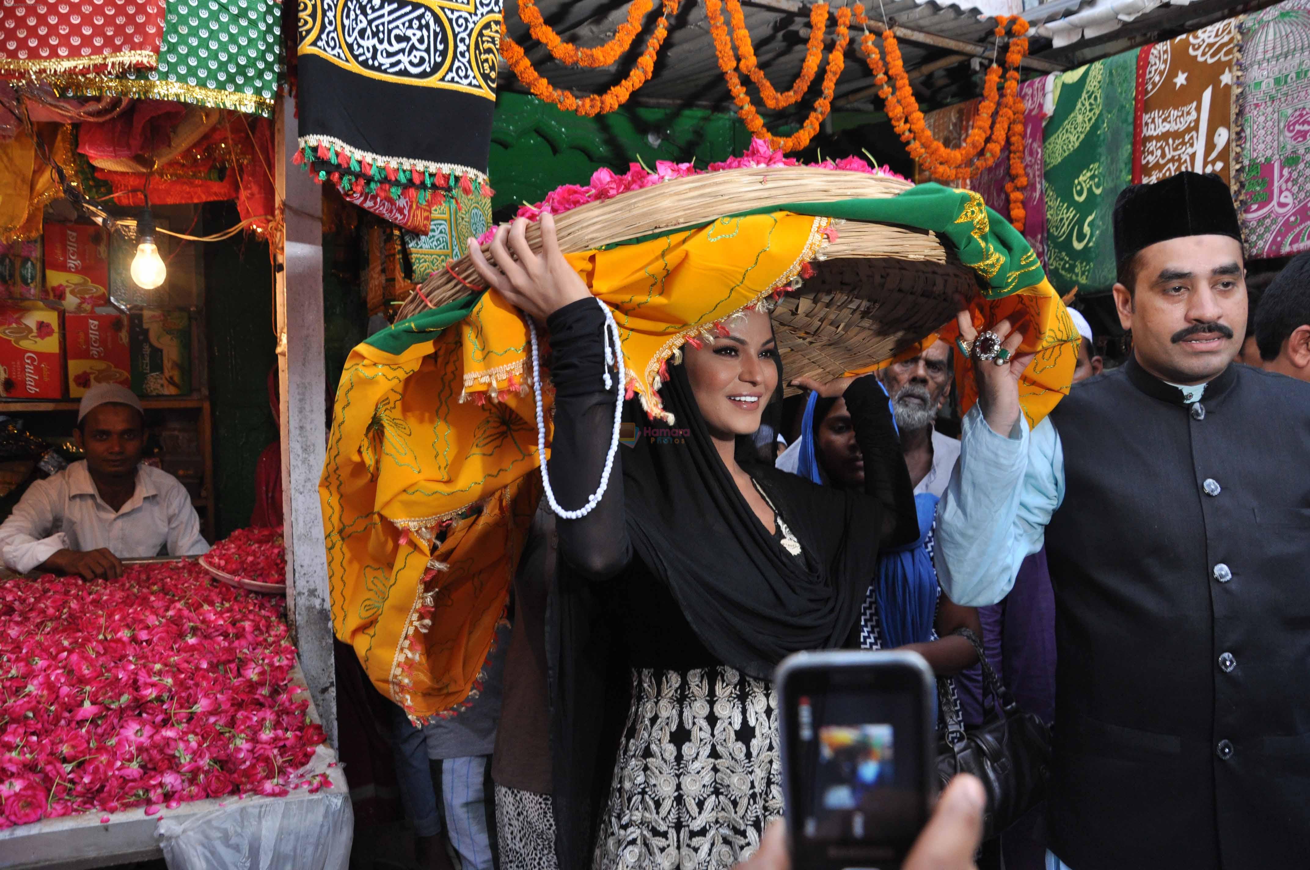 Veena Malik At Hazrat Nizamuddin Dargah In Delhi14