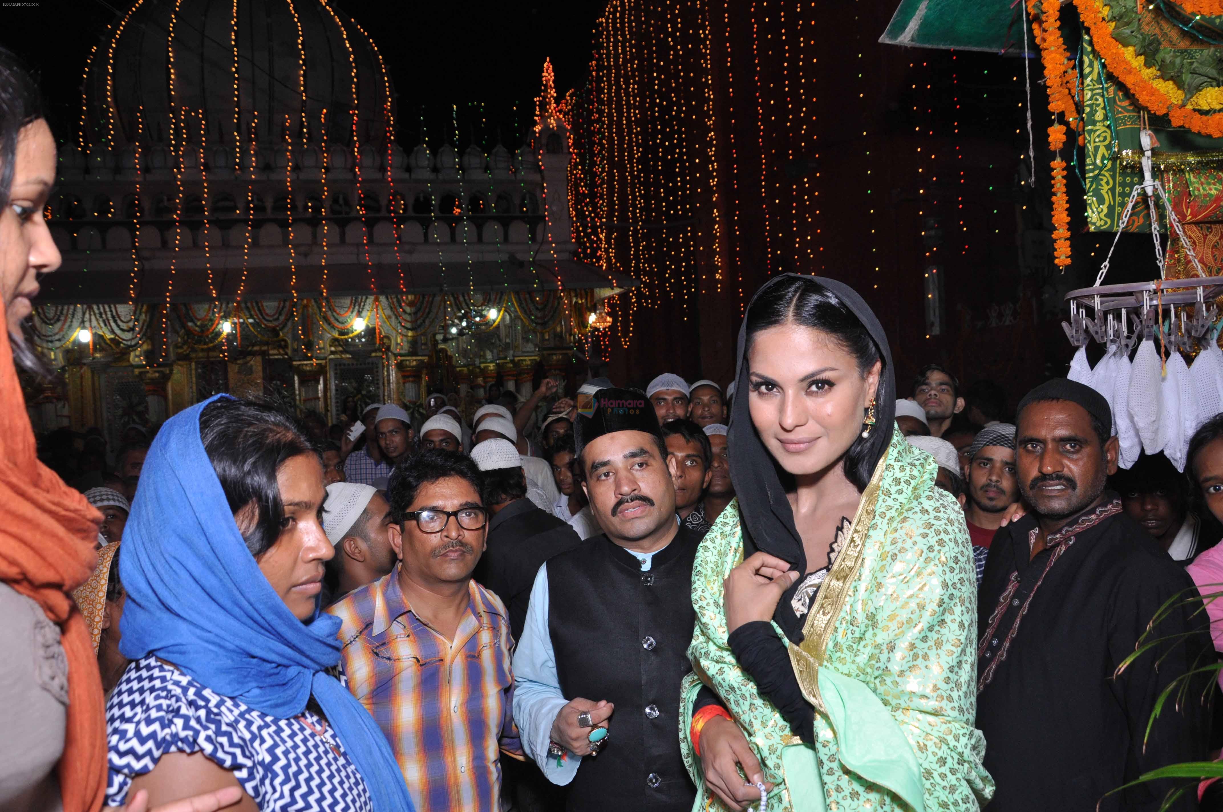 Veena Malik At Hazrat Nizamuddin Dargah In Delhi6