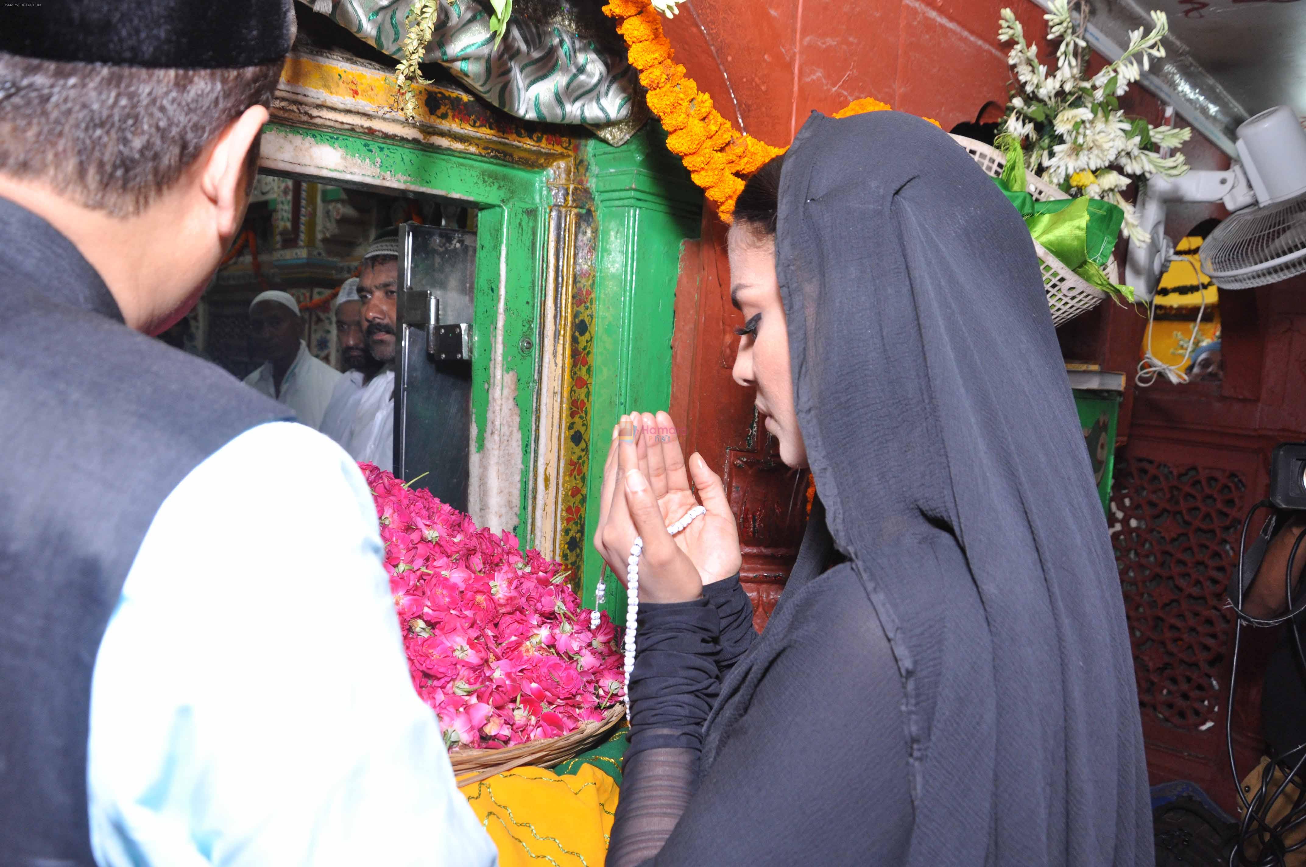 Veena Malik At Hazrat Nizamuddin Dargah In Delhi11