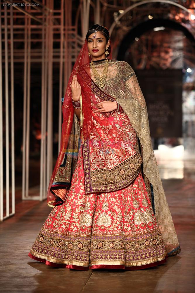 Model walks for Designer Tarun Tahiliani in Delhi on 28th July 2013