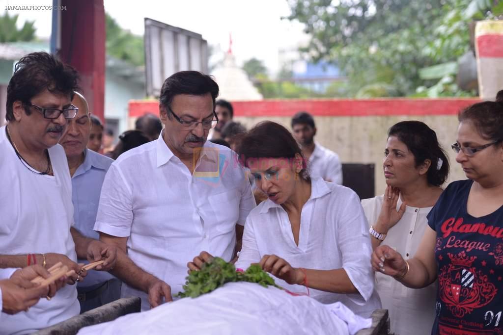 Anita Raj, Suresh Oberoi at Anita Raj's Father Jagdish Raj funeral in Vile Parle, Mumbai on 28th July 2013