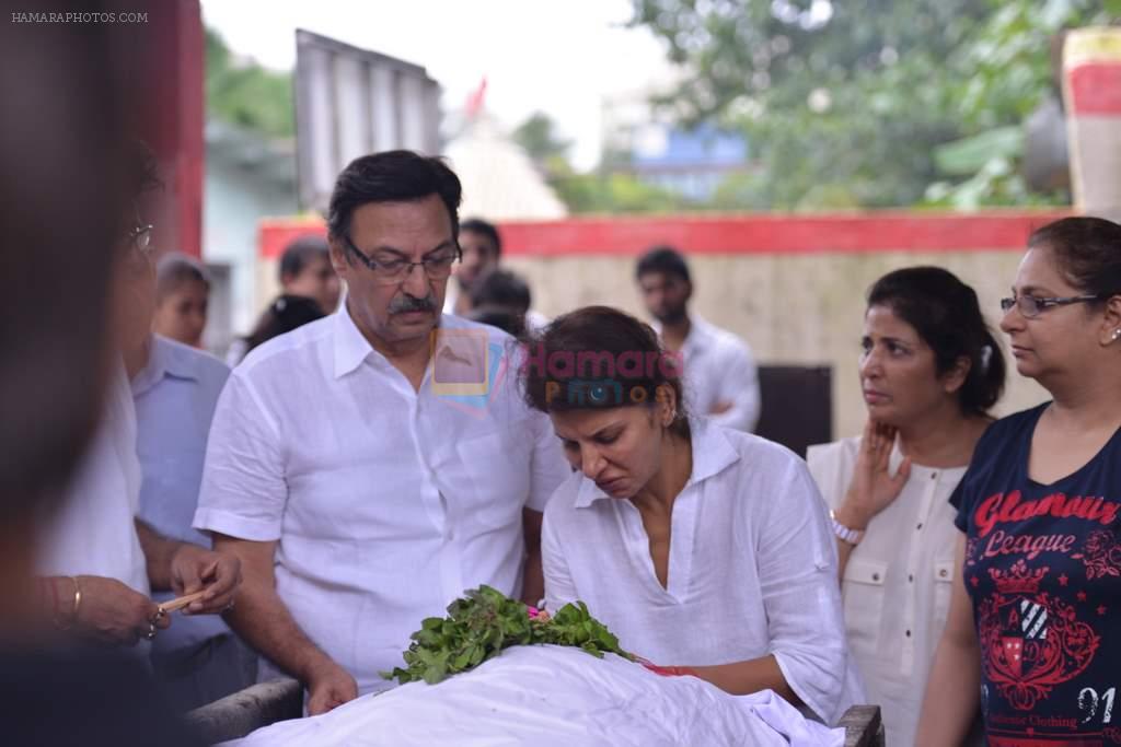 Anita Raj, Suresh Oberoi at Anita Raj's Father Jagdish Raj funeral in Vile Parle, Mumbai on 28th July 2013