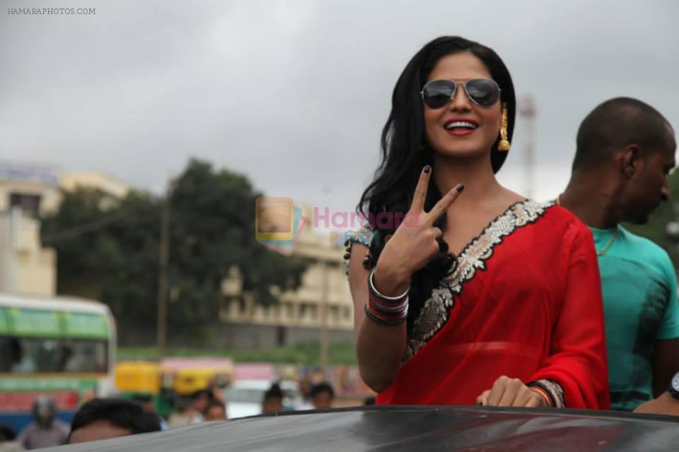 Veena Malik at first day first show of Silk Sakkath Hot Maga at Bangalore1