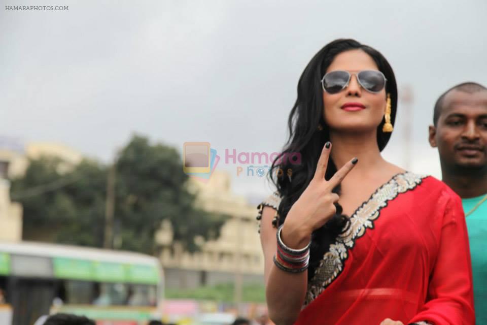 Veena Malik at first day first show of Silk Sakkath Hot Maga at Bangalore