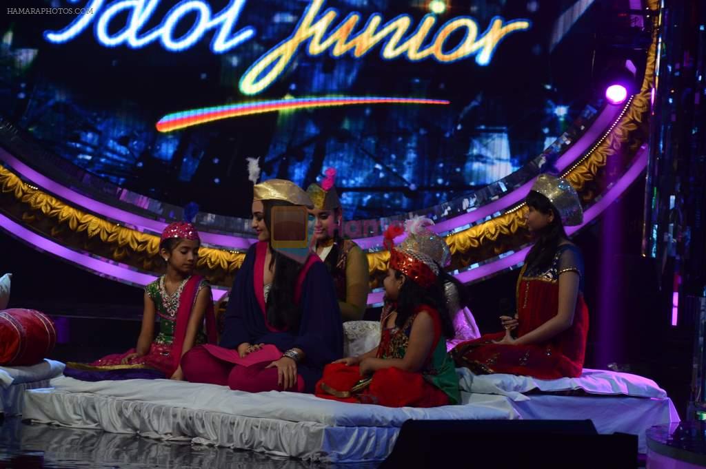 Sonakshi Sinha on the sets of Indian Idol Junior Eid Special in Mumbai on 4th Aug 2013